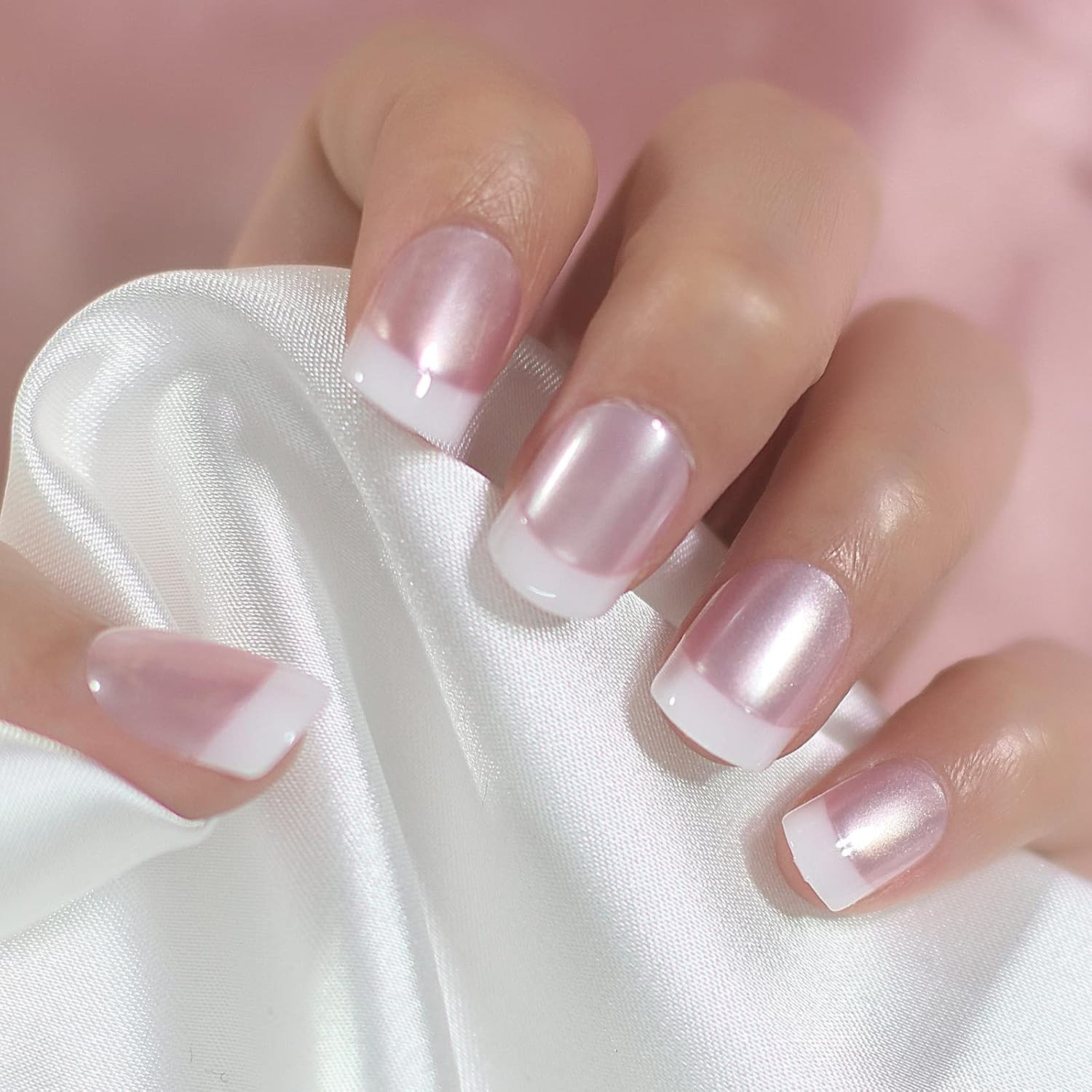 Elegant Glossy Pearl Pink French Nails – 24pcs with Easy Adhesive Application