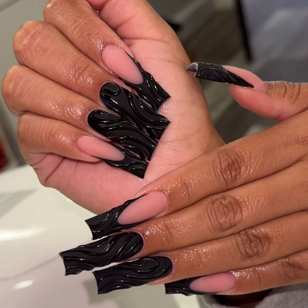 24Pcs Black 3D Irregular Stripe Square Removable Press On Nails