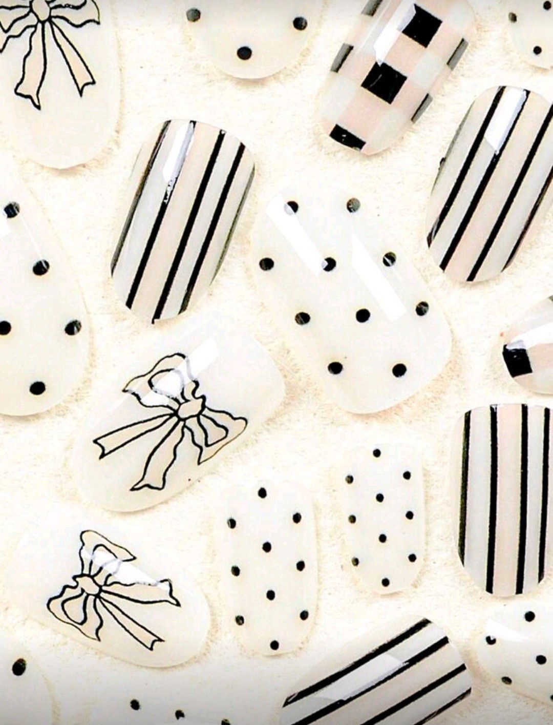 Press-On Nails White & Black with Dots Stripes Bows & Plaid Short/Medium Rounded