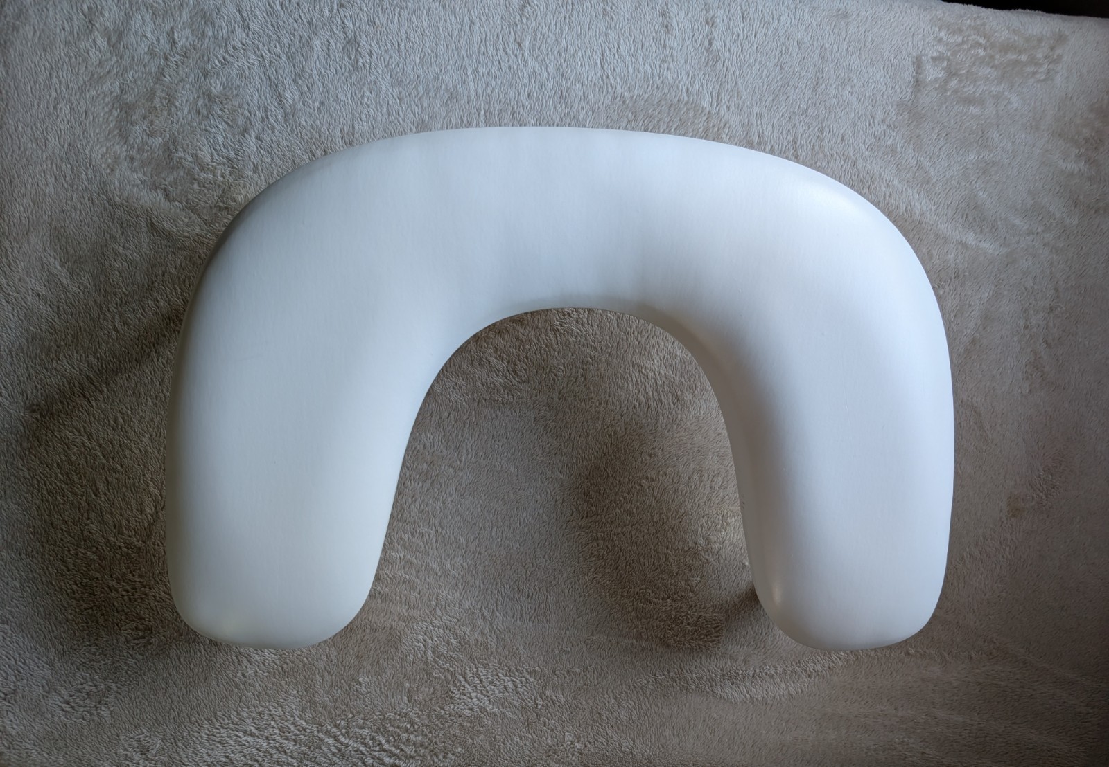 U-shaped nail armrest pillow, which is used to provide a comfortable and stable