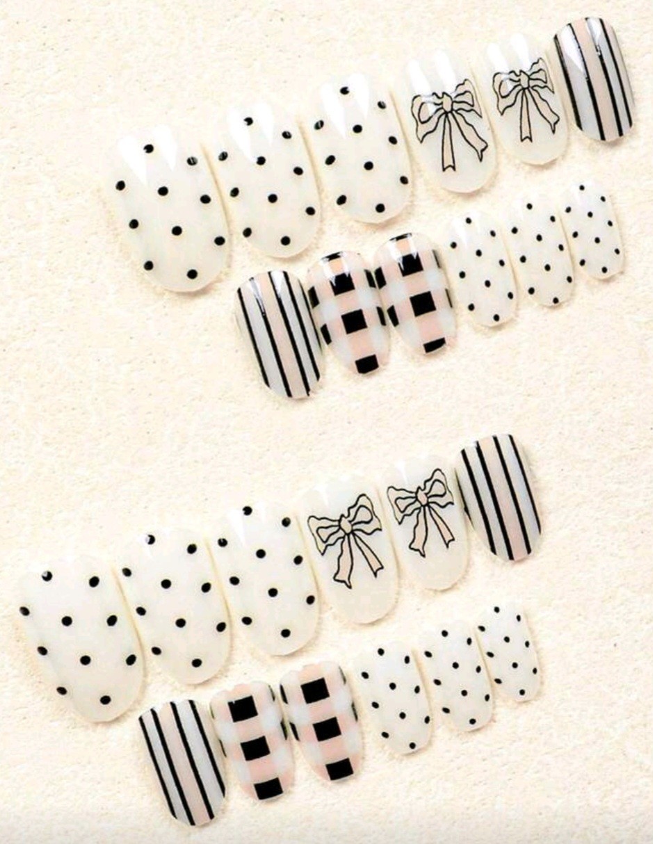 Press-On Nails White & Black with Dots Stripes Bows & Plaid Short/Medium Rounded