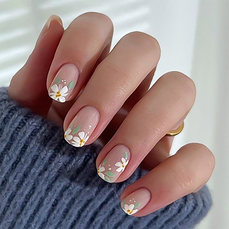 48Pcs-Nude White Daisy Press on Nails Short Round Nail Art Green Leaf Detail