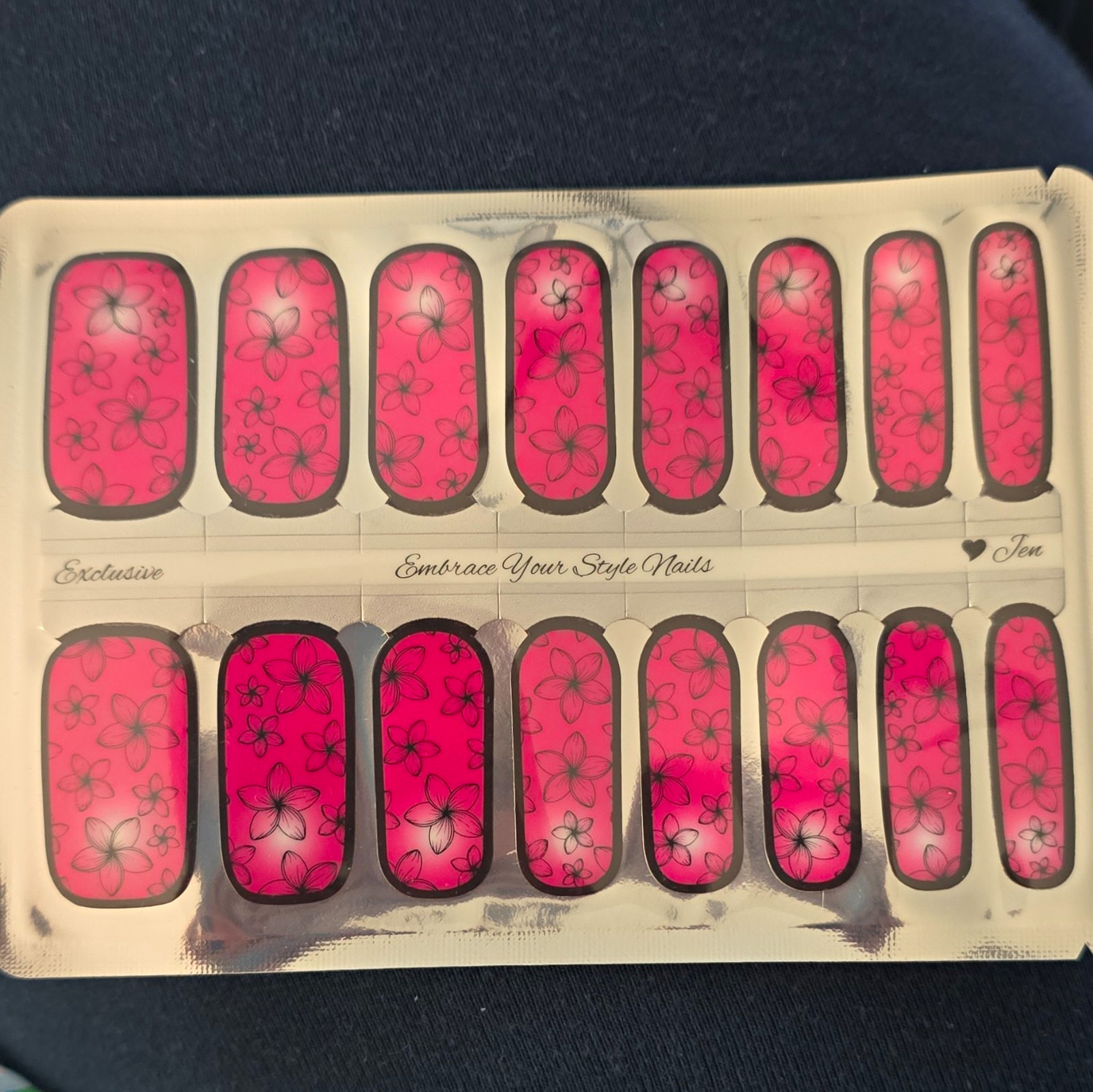 Embrace Your Style Nails – Glissy Magenta And Black Flowers – Wraps