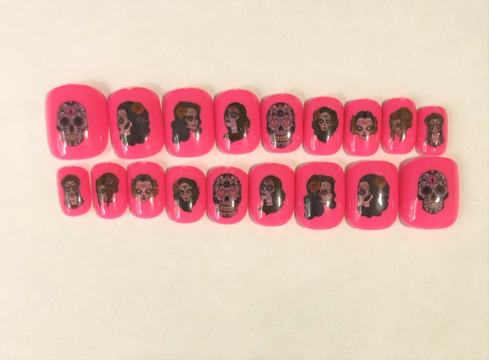 Halloween Nails, Bright Pink – (Set of 18 sizes 0-8) Short Square
