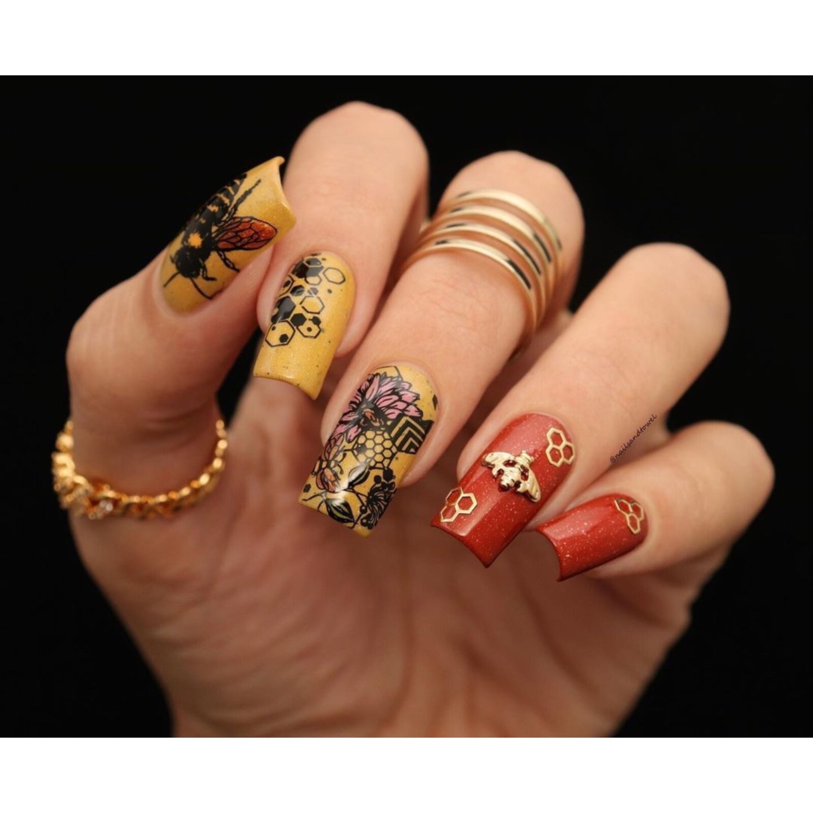 B075 Somewhere in Bee-tween Stamping Plate For Stamped Nail Art Design
