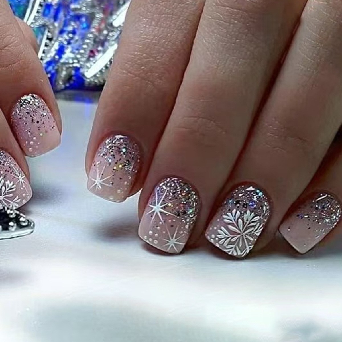 48pcs Glitter Winter Christmas Press-On Nails Snowflake Star Festive Fake Nails