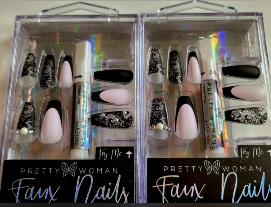 NWT PRETTY🦋WOMAN FAUX NAILS + GLUE!