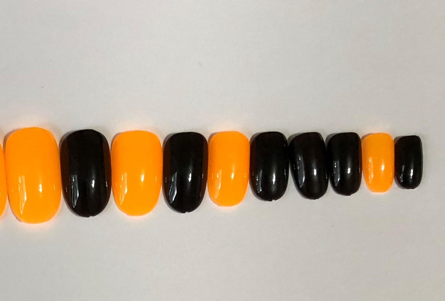 Glow in the Dark and Picture reveal Nails – (Set of 20 sizes 0-9) Short Oval