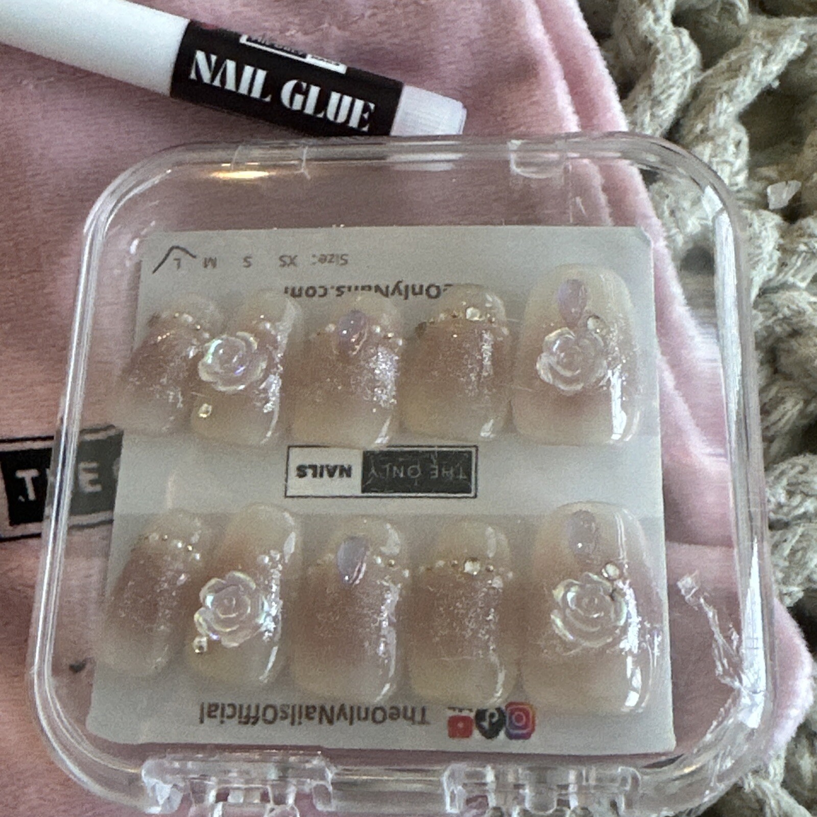 Handmade Acrylic & Gel Reusable Nails – Shimmering 3D Flower