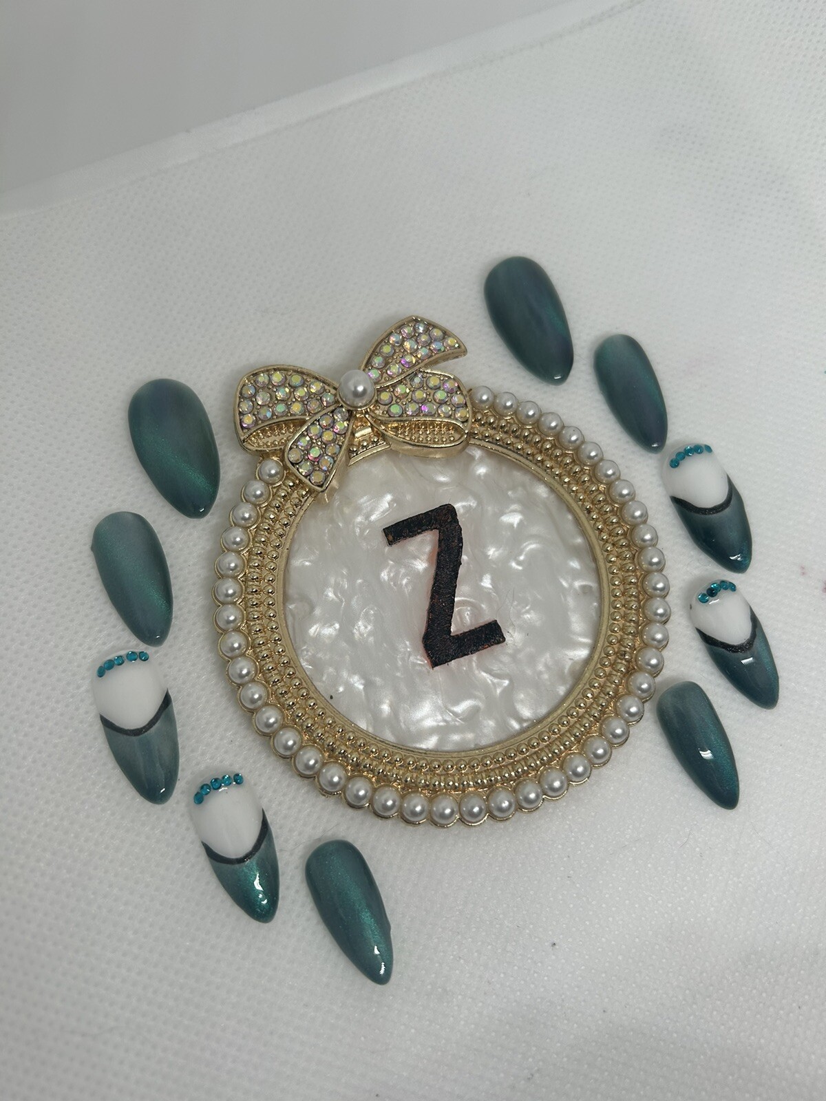 Z NAILZ! Gorgeous M Almond Green Cat Eye. Two Nails Have Stones. Press On Nails