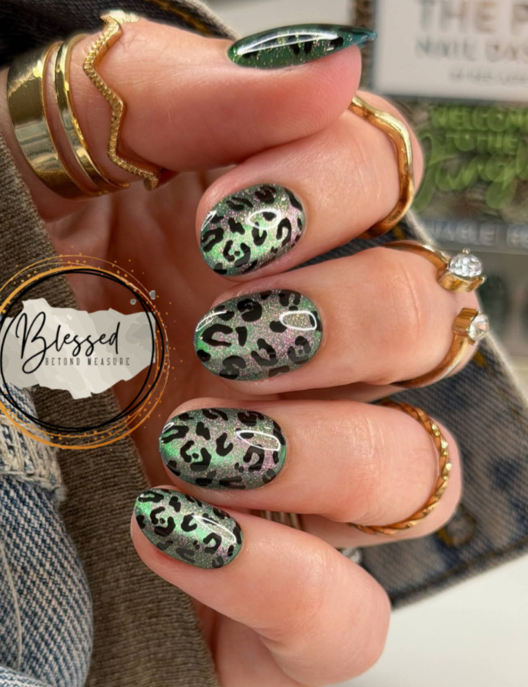 Red Aspen Press On Nails- Winona’s Wildest Dreams Short Almond Cat Eye