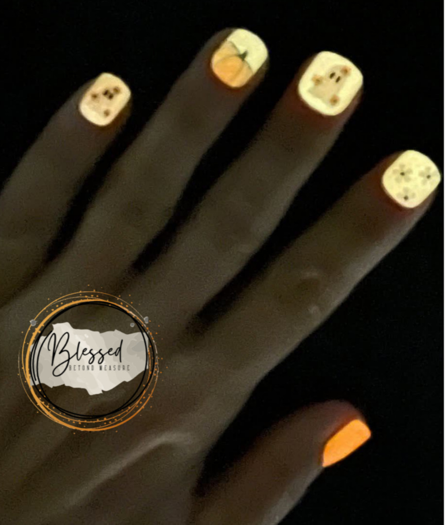 Red Aspen Press On Nails- PETITE Carve It Up Kennedy-Halloween- Glow In The Dark