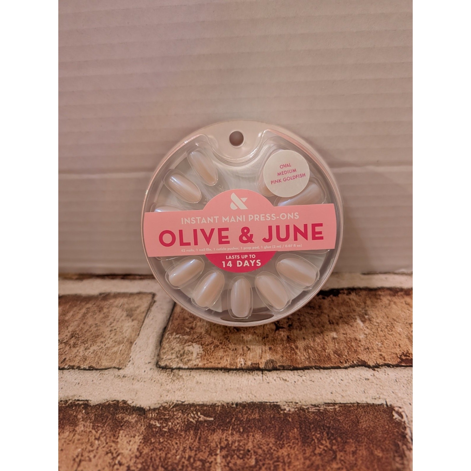6 X Olive & June The Instant Mani Press-On Nails Medium Pink Goldfish Oval Shape