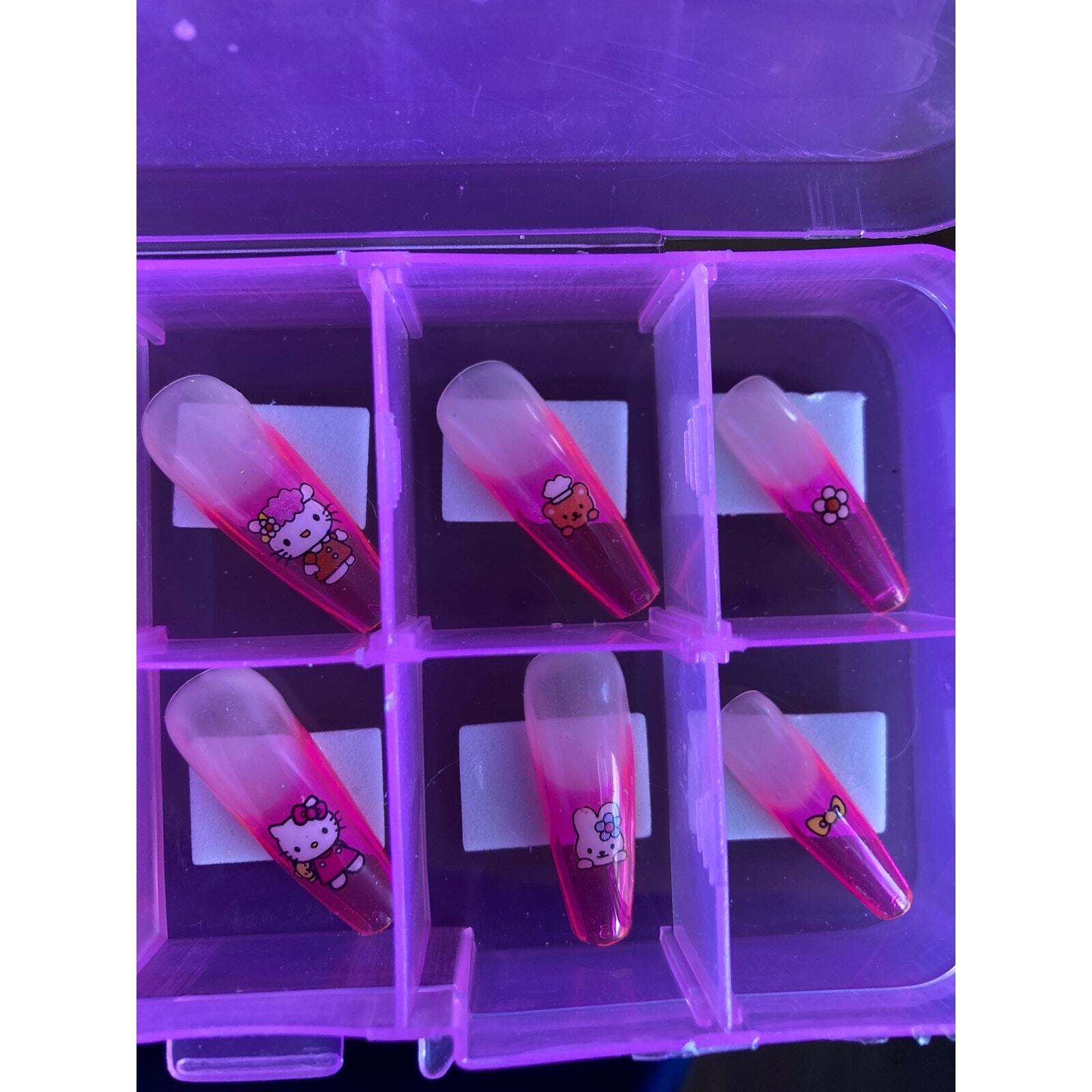 Tre She Hello Kitty glue on nails