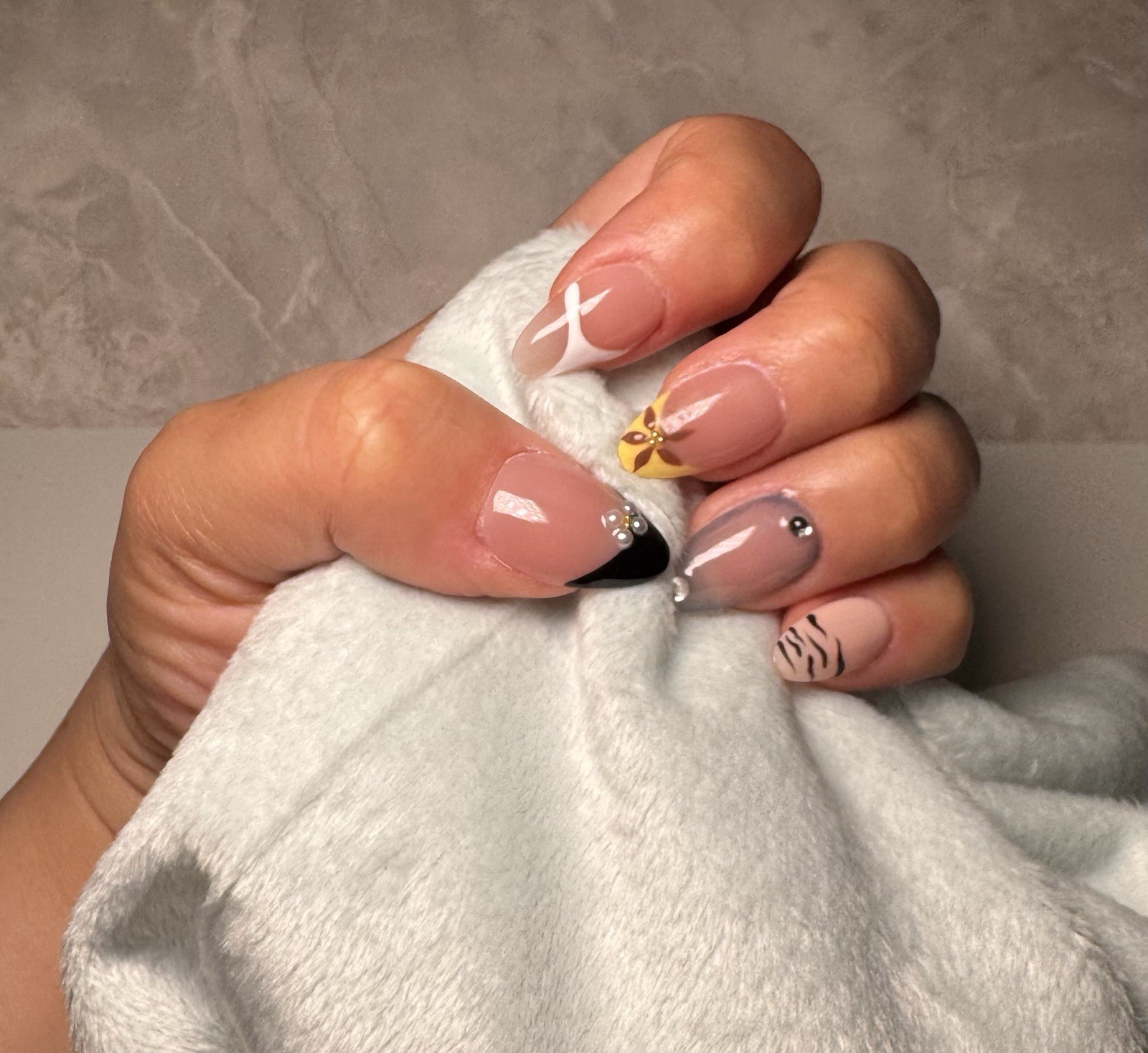 Press-on Nails Medium Size Bundle – 5 Sets of press on nails short length