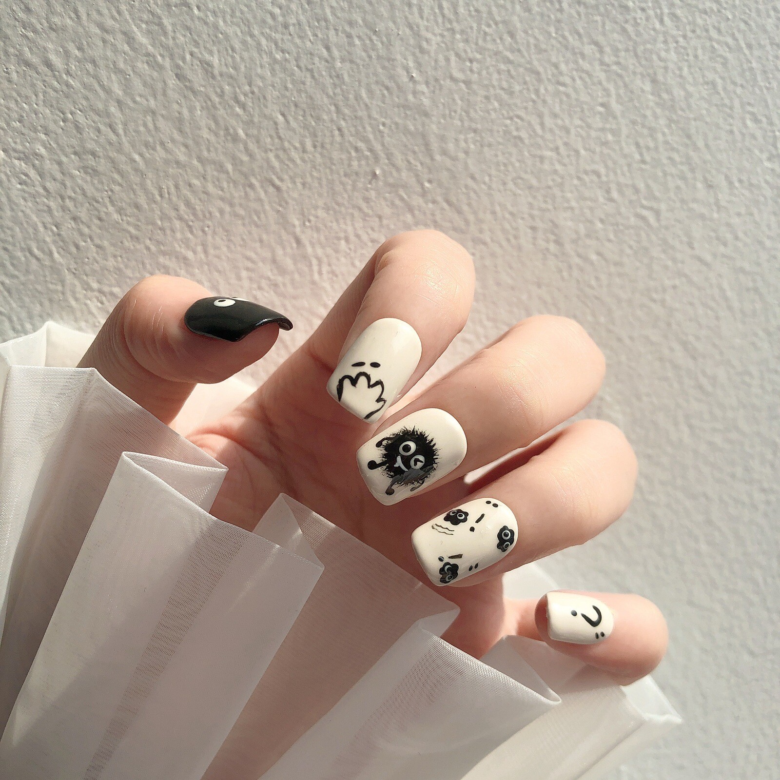 Press on nails Handmade Susuwatari black and white Cute round short XS S M L