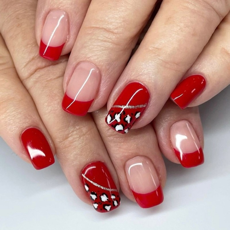 24Pcs Holiday Press on Nail Short Square Leopard Designs for Fashionable Look
