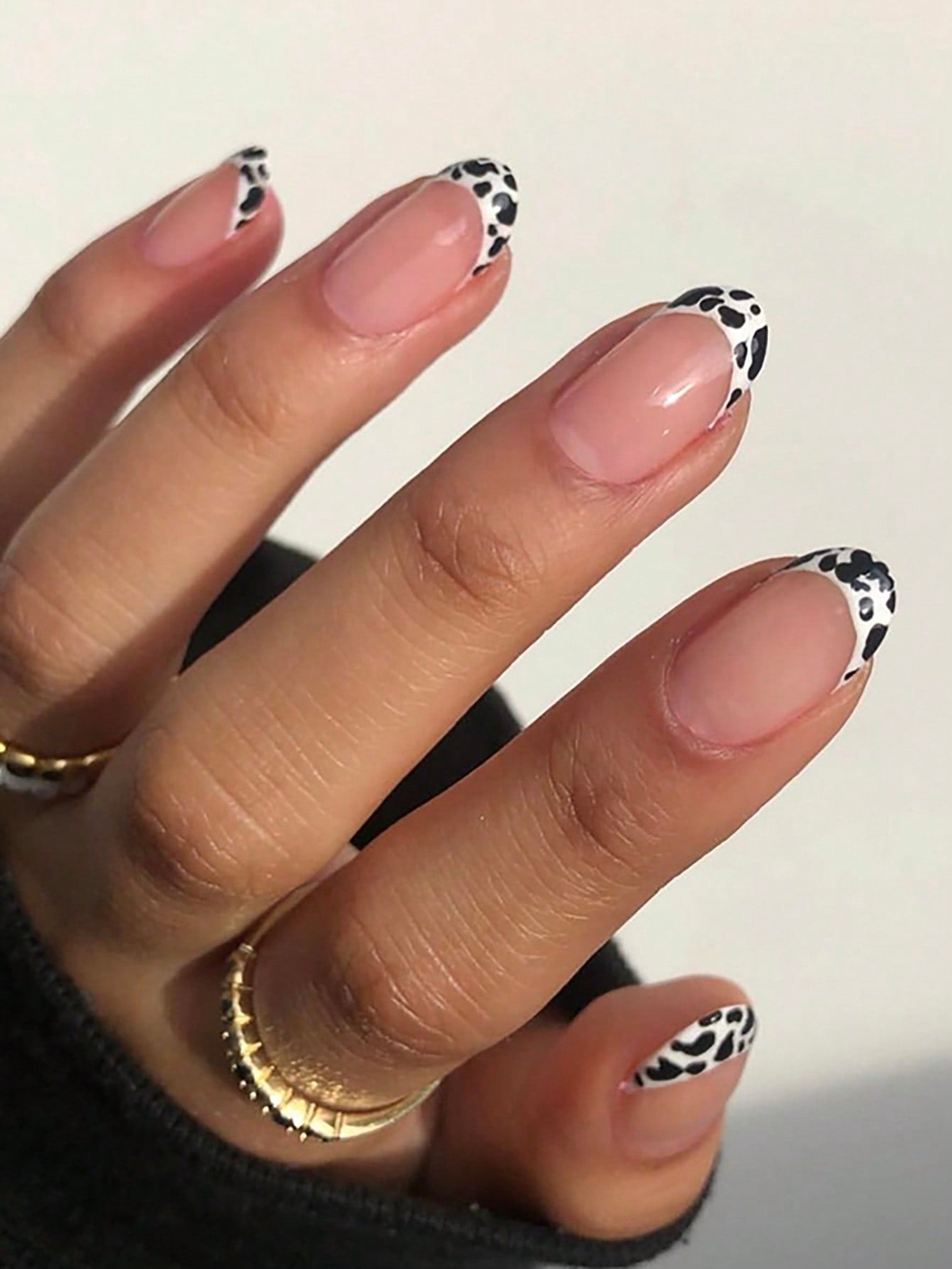 30pcs Black and White Cow Pattern Fake Nail Kit False Nails Press On Nails Glue
