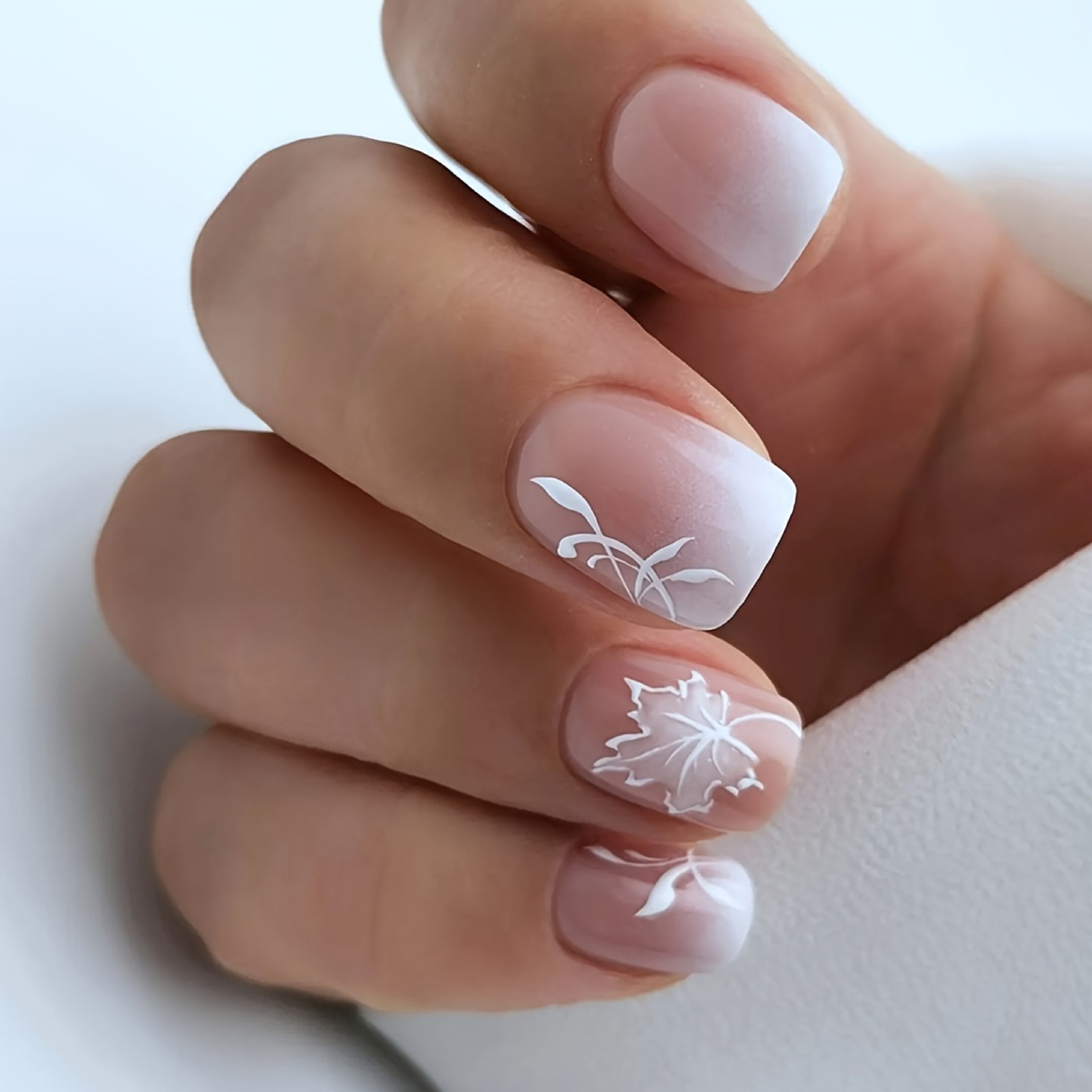96PCS Elegant Floral Pattern Press on Nails Gradient French Reusable False Nails