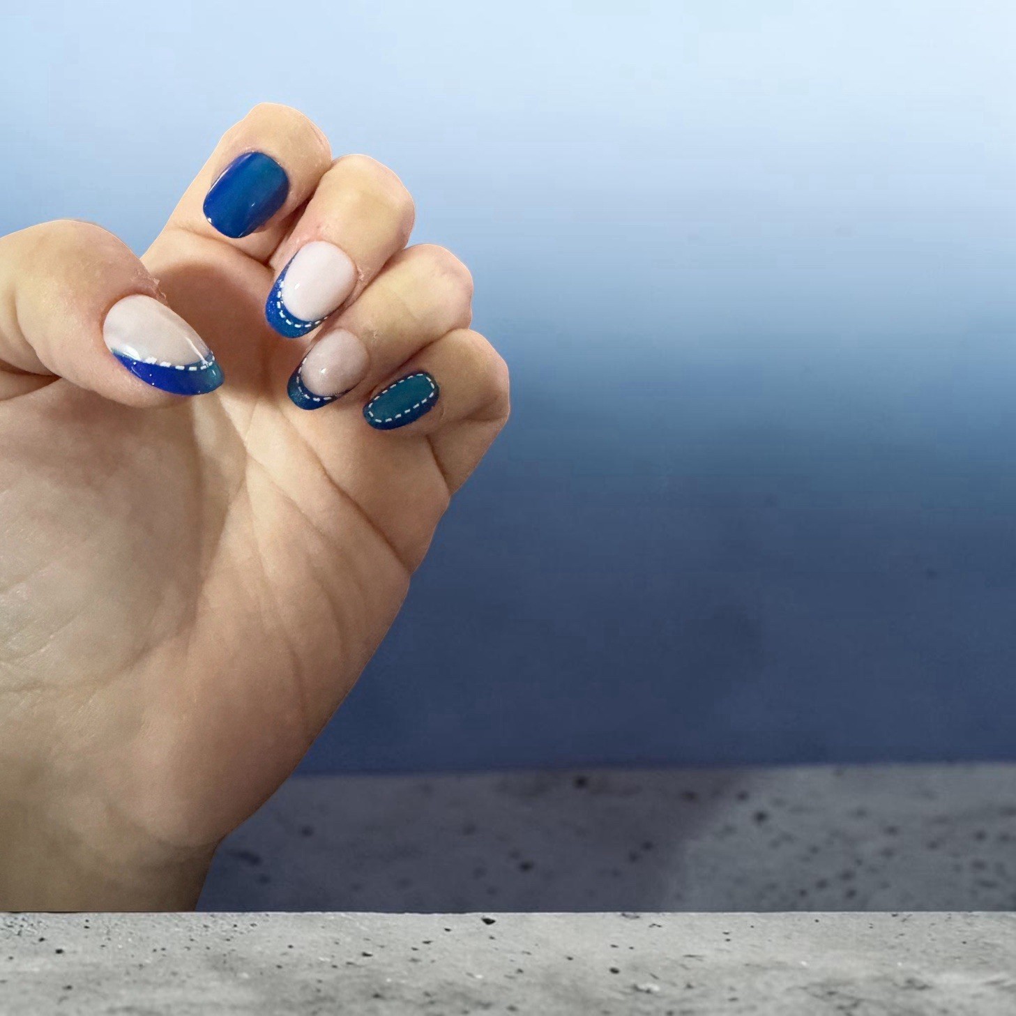 Olive & June – Instant Mani Press On Nails Maximalist – Round Short Denim Mixed