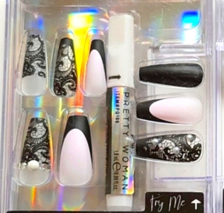 NWT PRETTY🦋WOMAN FAUX NAILS + GLUE!