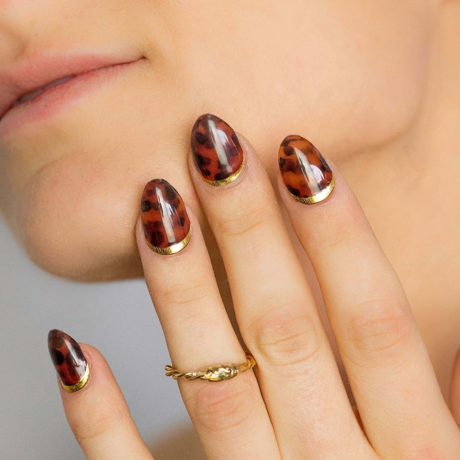 Siara Martin Beauty Delphinus Elite UV Gel Nail Wraps Tortoiseshell Gold Trim