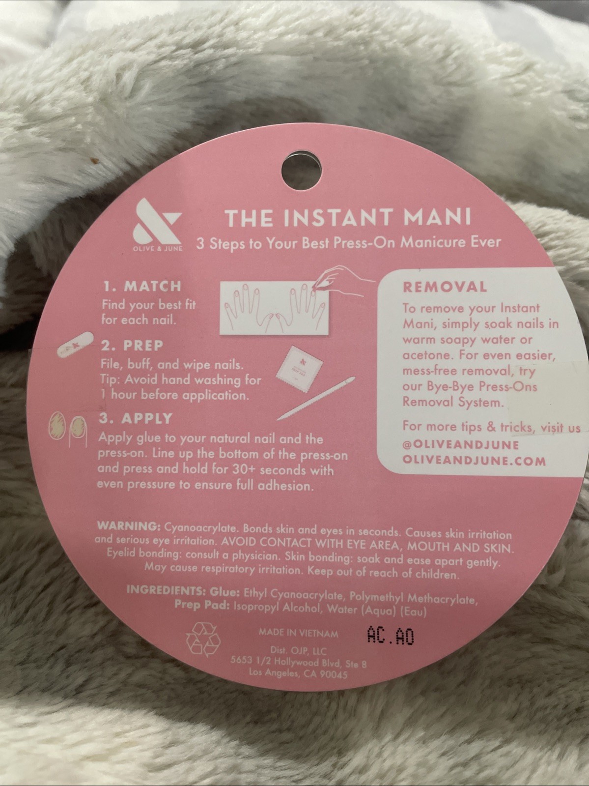 Olive & June Instant Mani Press-On Nails Medium Oval Pink Goldfish