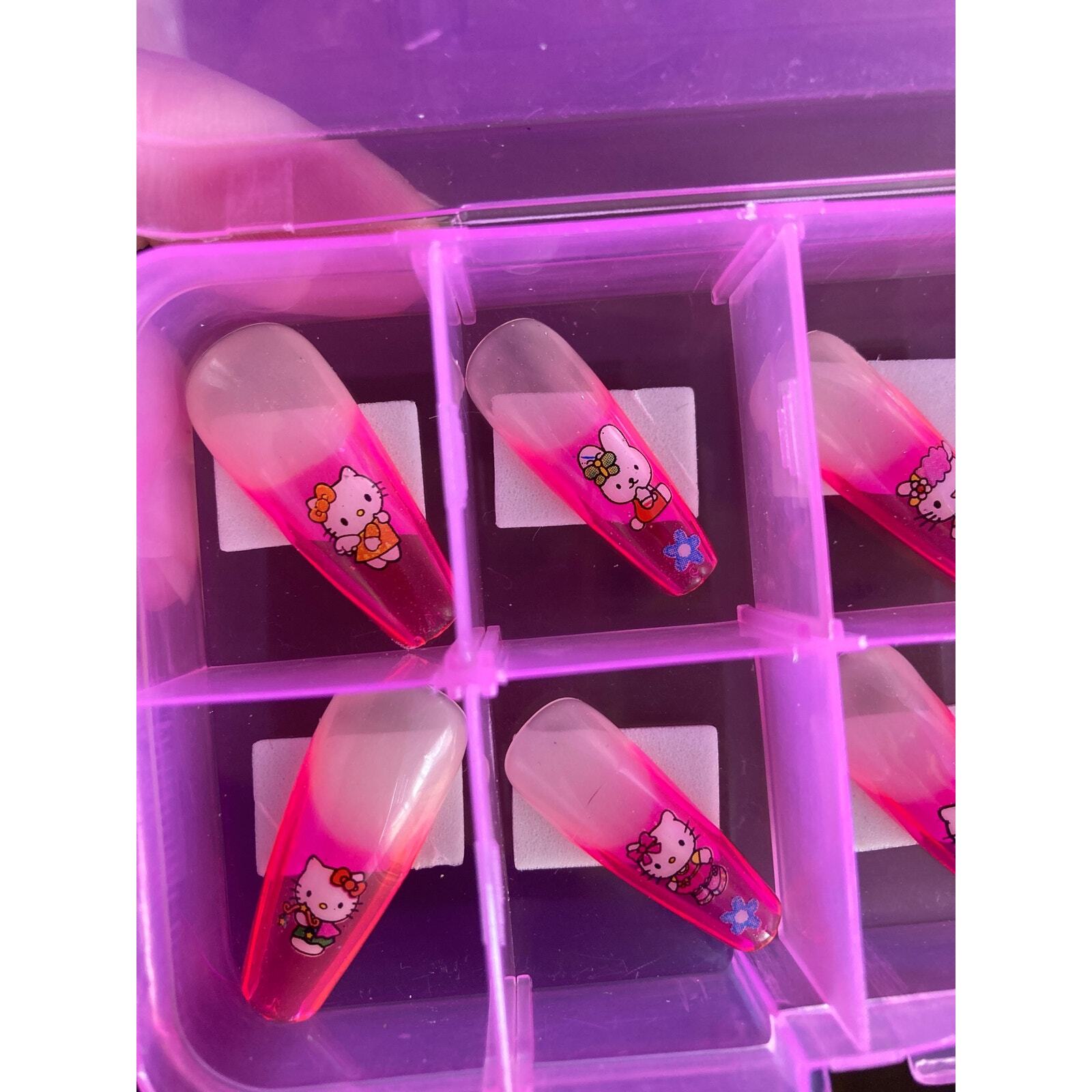 Tre She Hello Kitty glue on nails