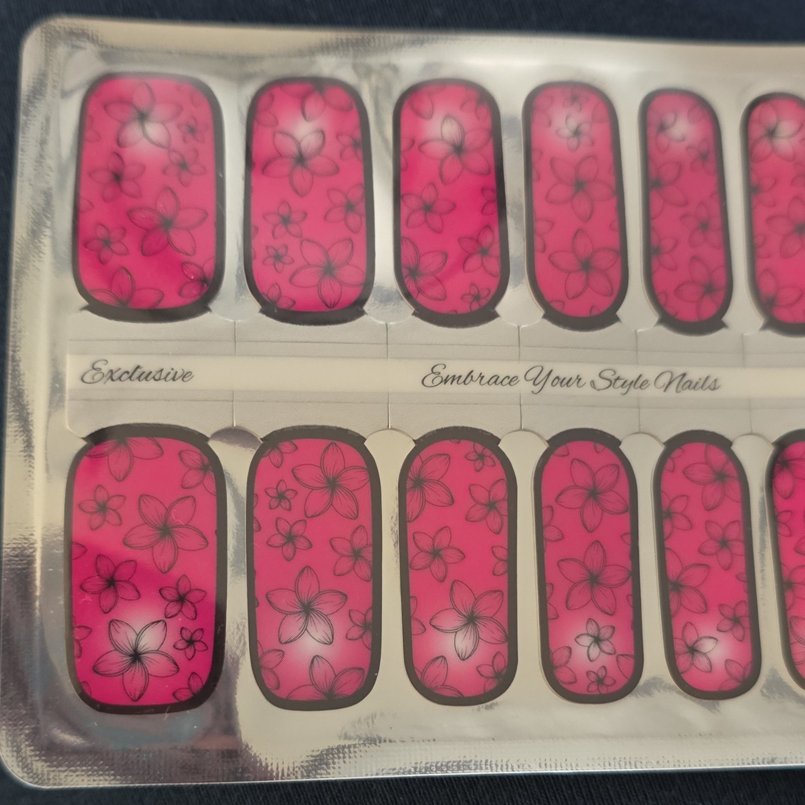 Embrace Your Style Nails – Glissy Magenta And Black Flowers – Wraps