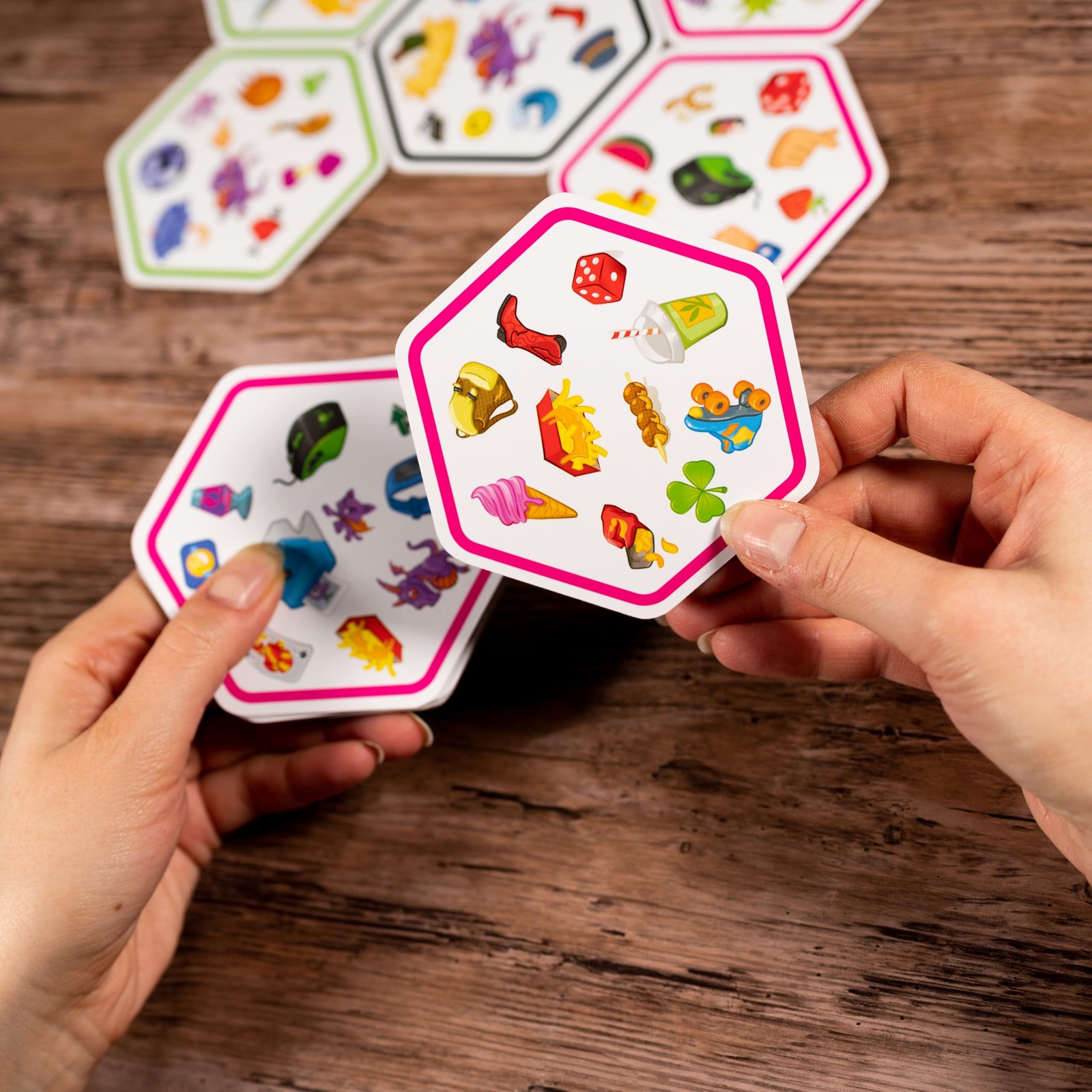 Asmodee Spot It! Connect – 5.12 inches x 1.97 x 0.1 inches, Multicolor