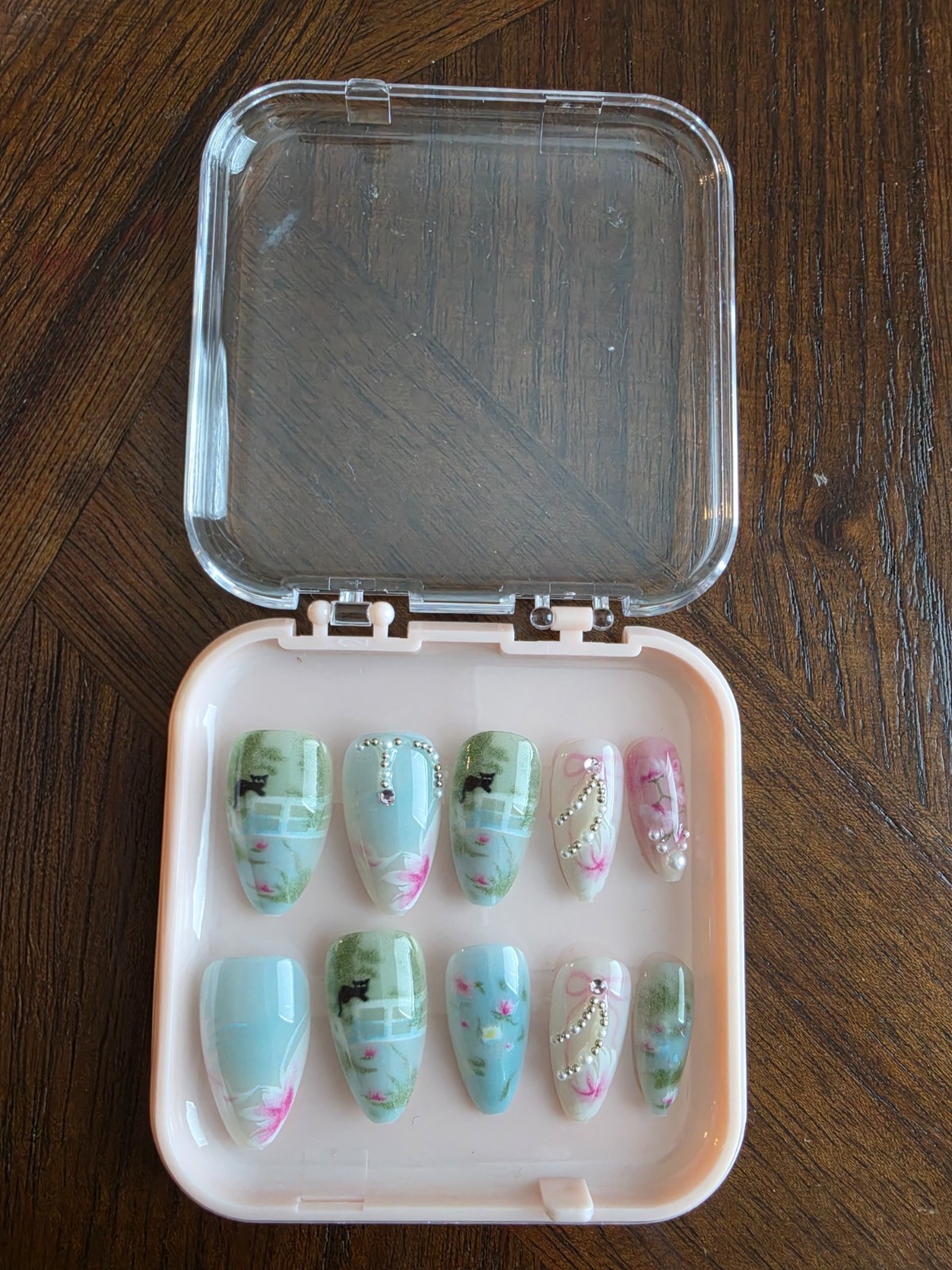 Riverbank Press-On Nails | River like art | Medium almond| 10-Piece Set