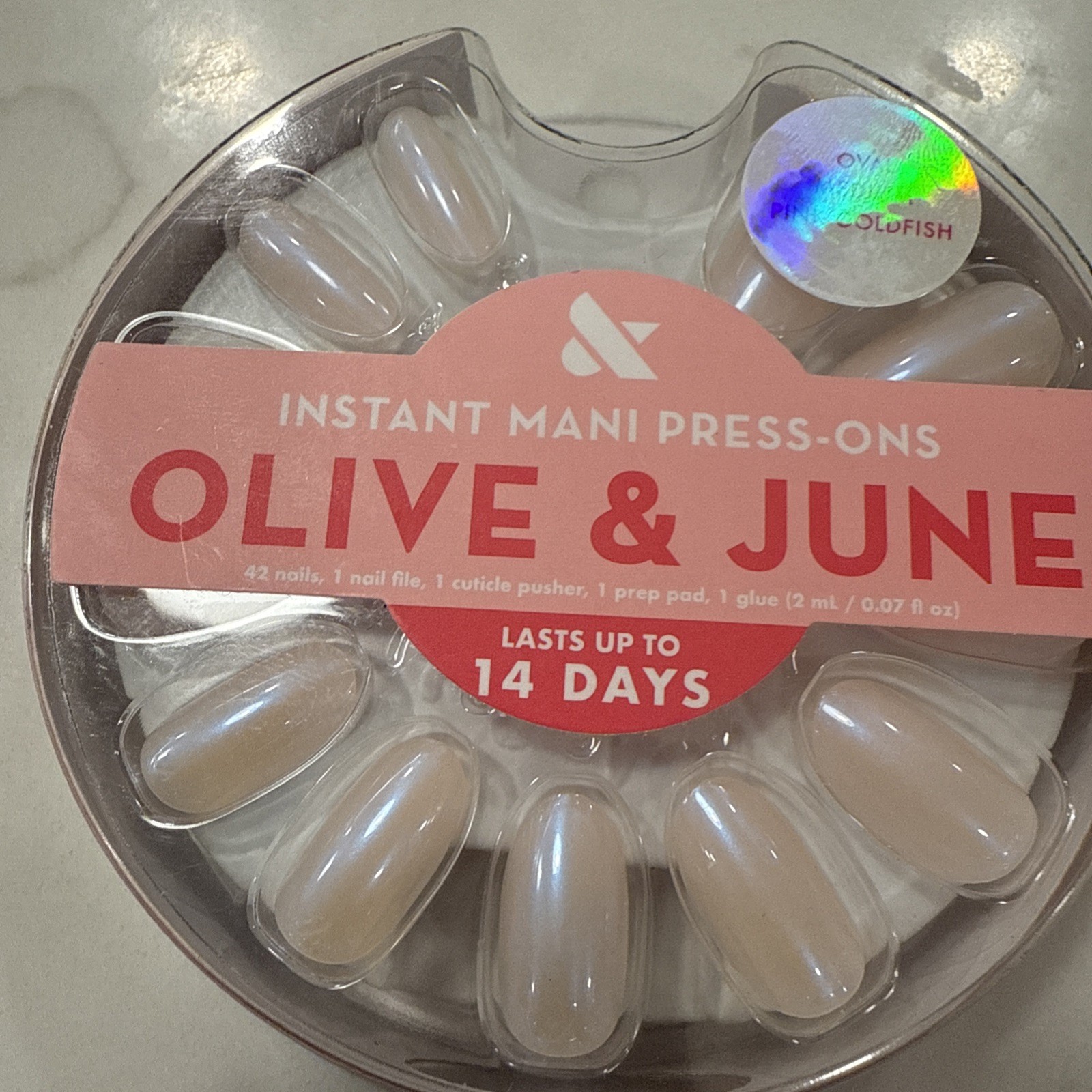 Olive & June Press-On Nails THE INSTANT MANI 42ct Medium Oval Pink Goldfish