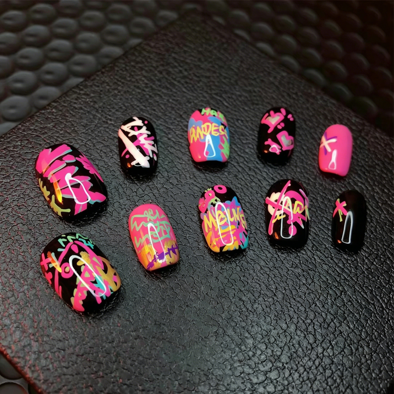 Jinx False Nail Tips, Black Pink Contrast Hand-Painted Fluorescent Graffiti, Uni