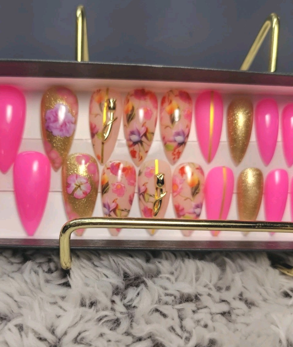 Handmade Nails. Full-set Short Stiletto