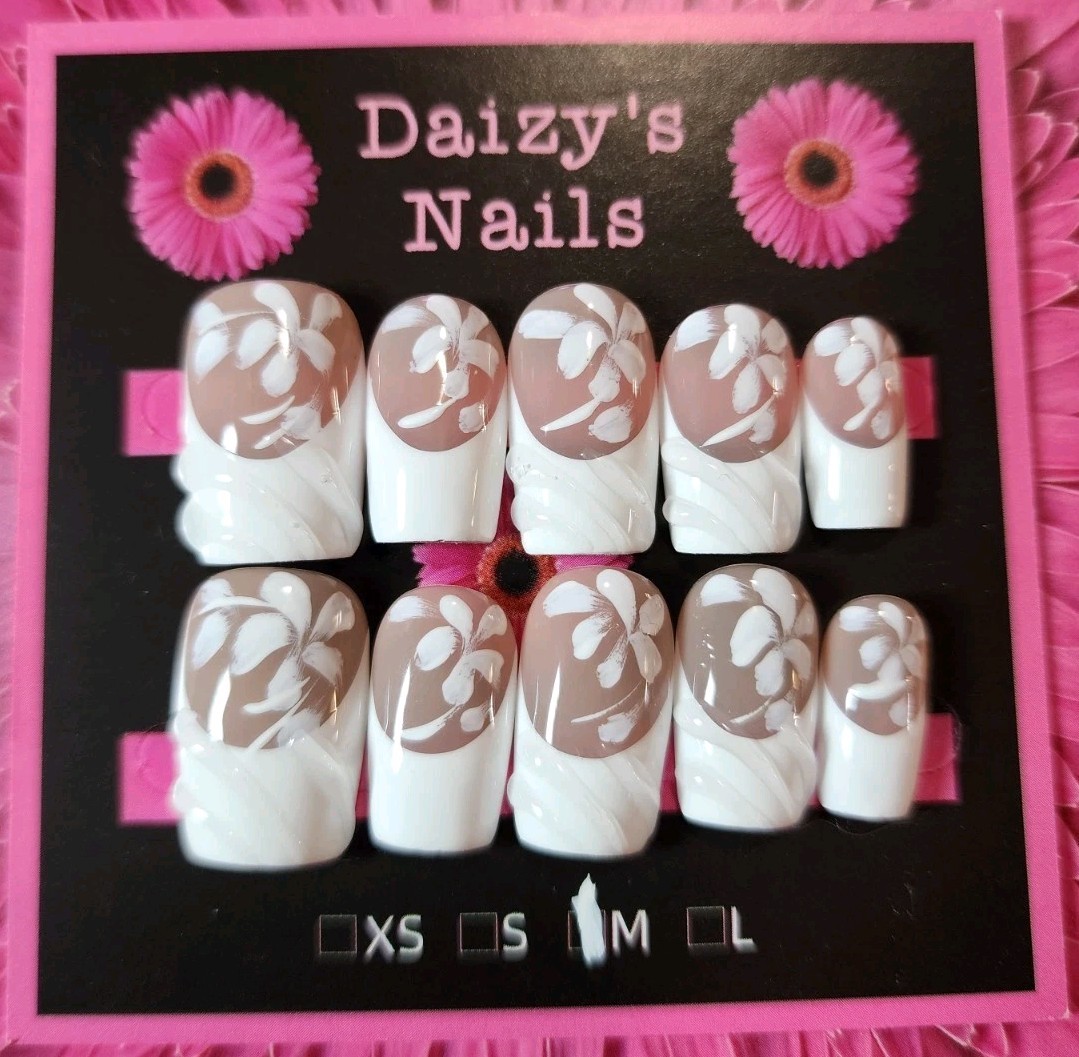 Medium Size White Floral French Press-on Nail Set Handmade Square 2.0 Cm Length