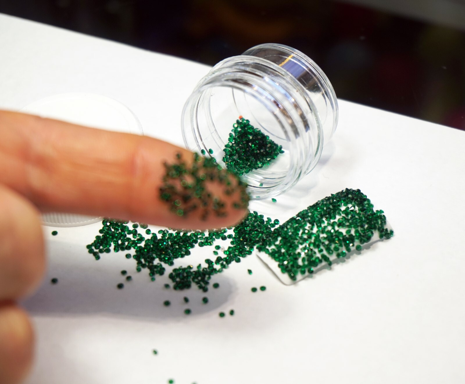 GREEN PREMIUM CRYSTALS FOR NAILS 1000 Pixiecrystals 3D Nail Art Small Gift