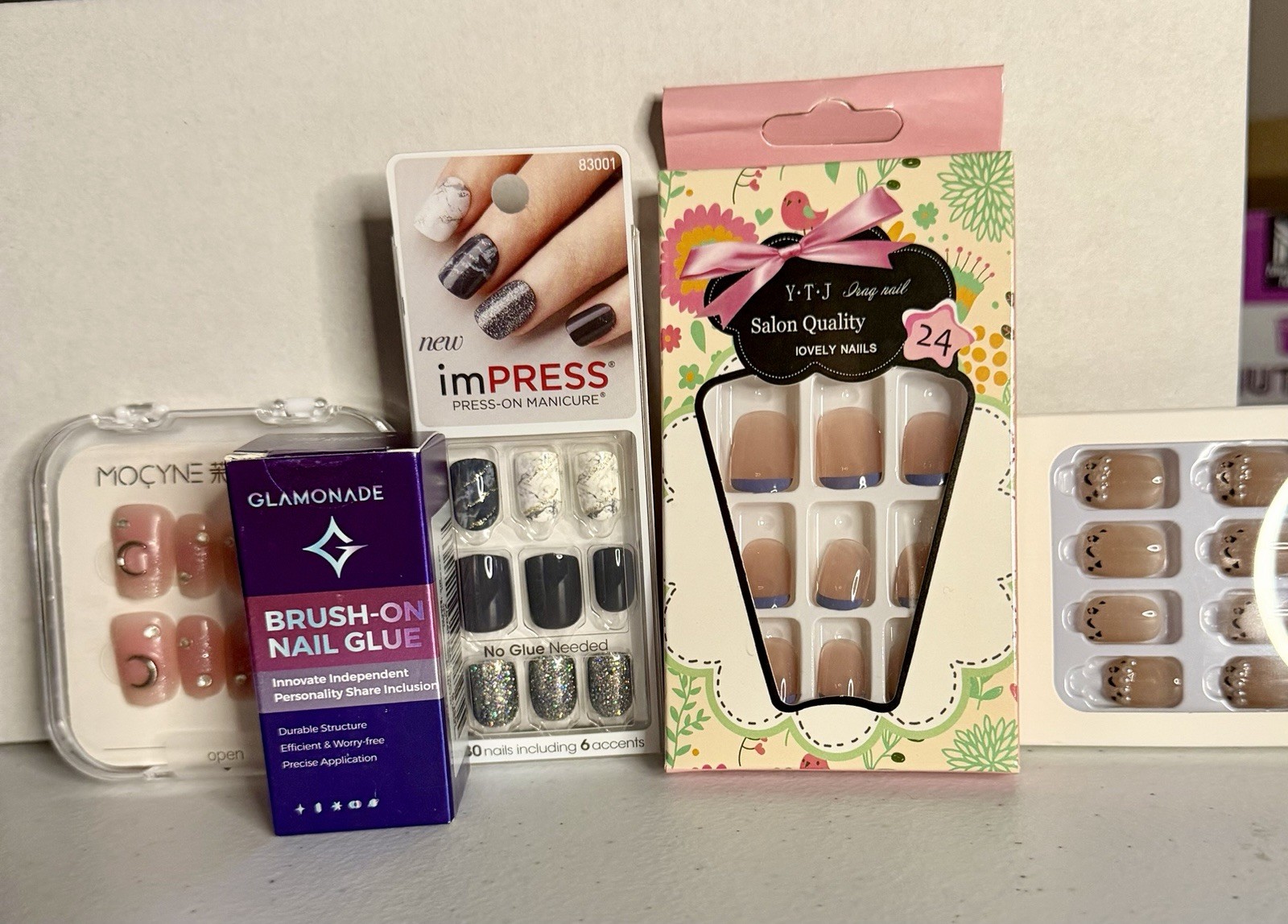 Short nail bundle. 4 sets, multiple sizes in each set. Brush on glue.