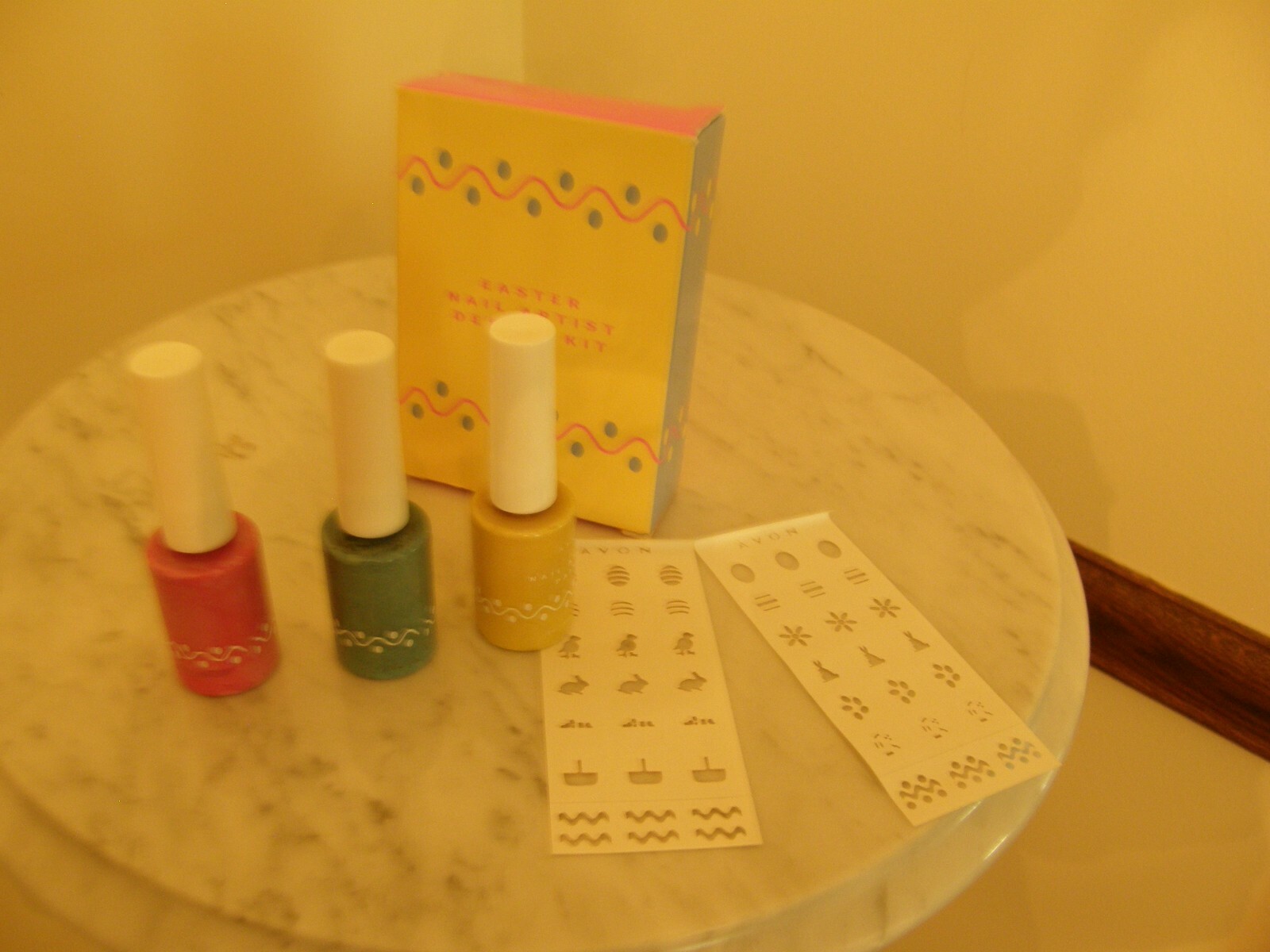 5485) Easter Nail Artist Design Kit 3 Nail Paints 42 Self Adhesive Nail Stencils