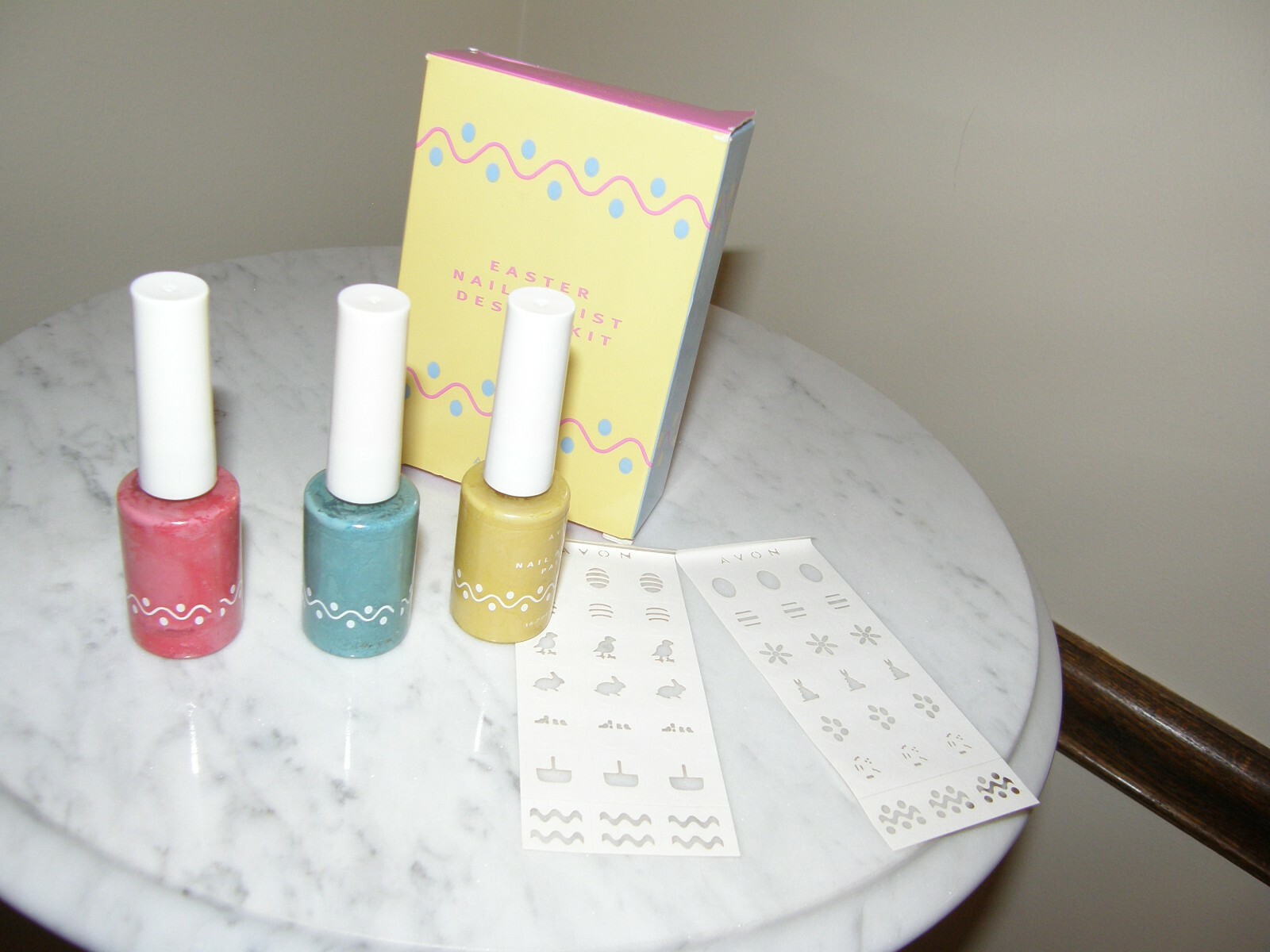 5485) Easter Nail Artist Design Kit 3 Nail Paints 42 Self Adhesive Nail Stencils