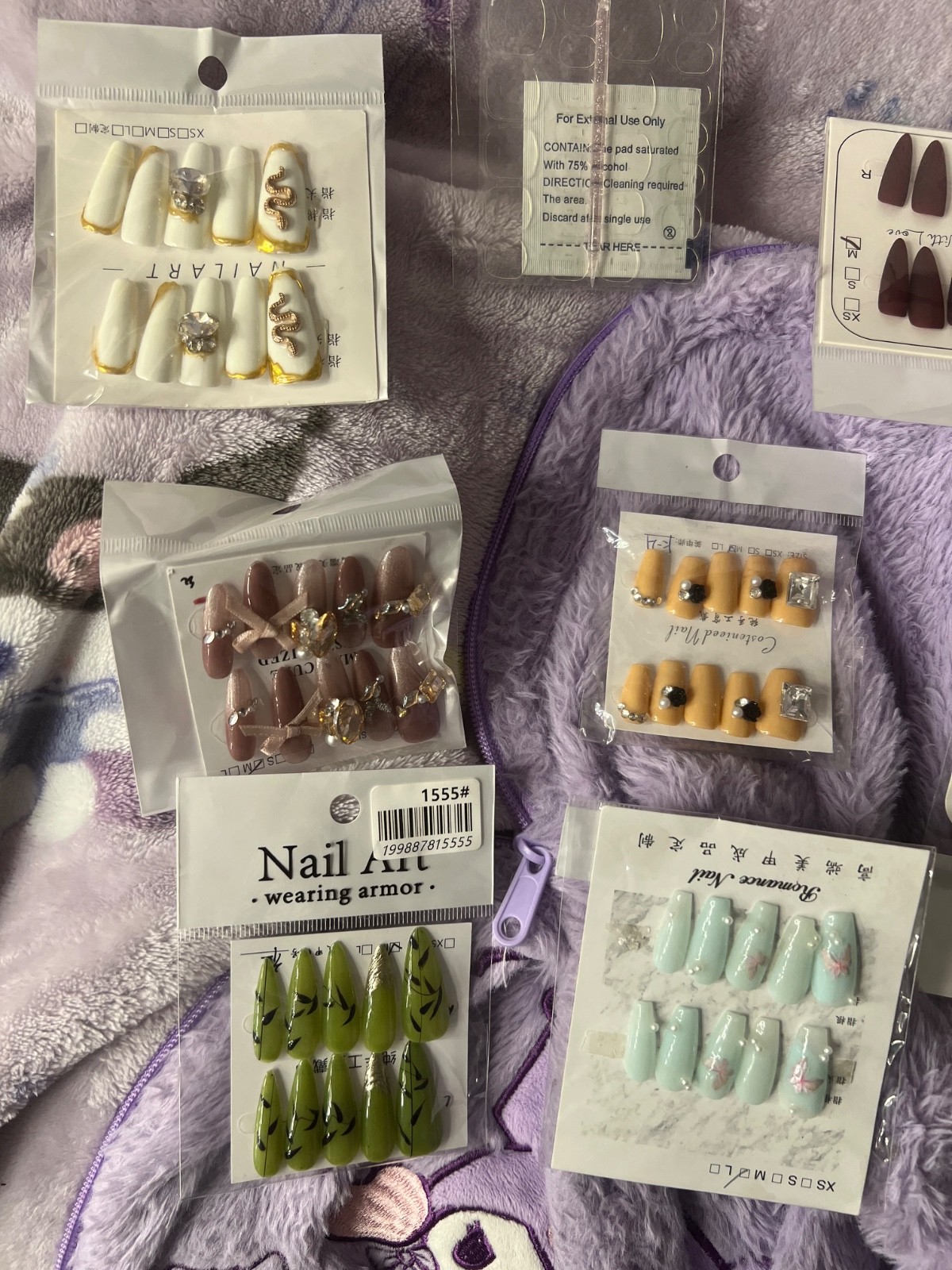 Super high quality, reusable, handmade press on nails. You get 5 pairs with glue