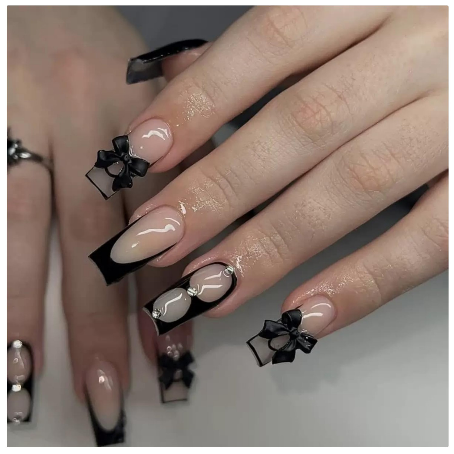 24 Pcs Reusable Black Bow Press On Nails – Glossy French Tips for Every Occasion