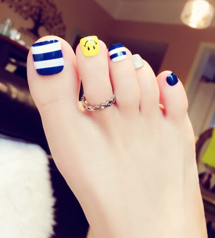 Handmade Press On Toe Nails – Glossy Pedicure Nails, Design Flower Fake Nails