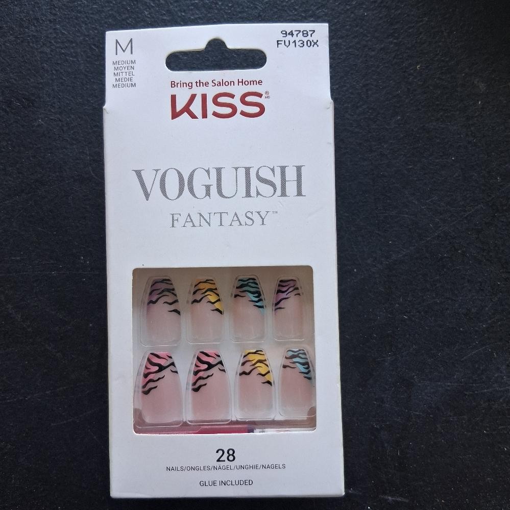 KISS Voguish Fantasy Press On Glue Nails – Holiday FV130X