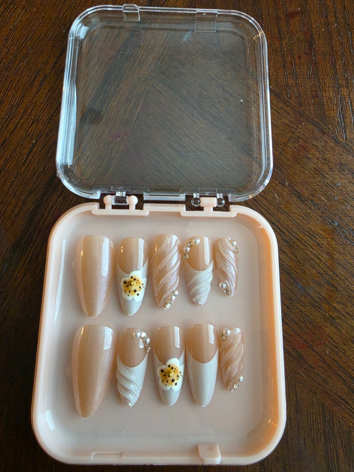 Sunny Side Daisies Press-On Nails | French Tip | Medium Almond| 10-Piece Set