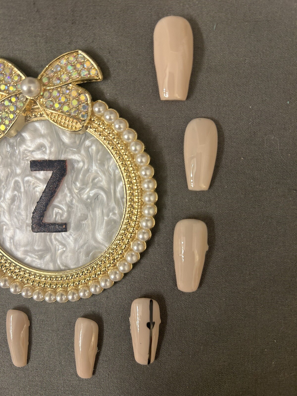 Z NAILZ! Simple But Elegant Set Of Beige M Coffin With Black Heart Press On Nail