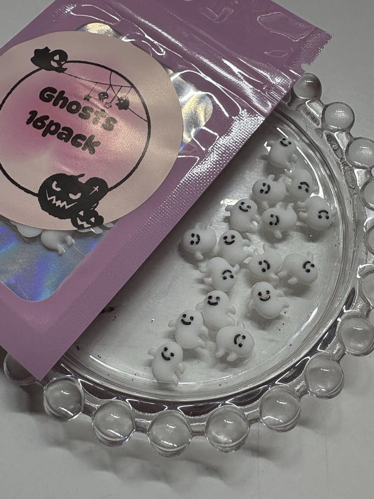 NAIL ART – PACK OF 16 RESIN WHITE GHOSTS GLUE ON HALLOWEEN
