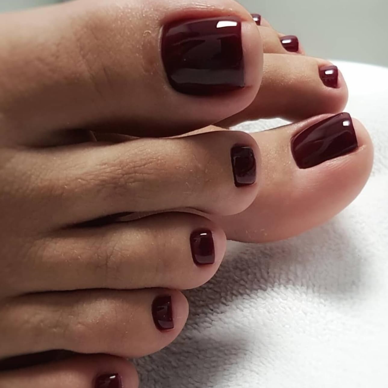 KQueenest Burgundy Red Toe Press on 0.04 Fl Oz (Pack of 24), solid burgundy