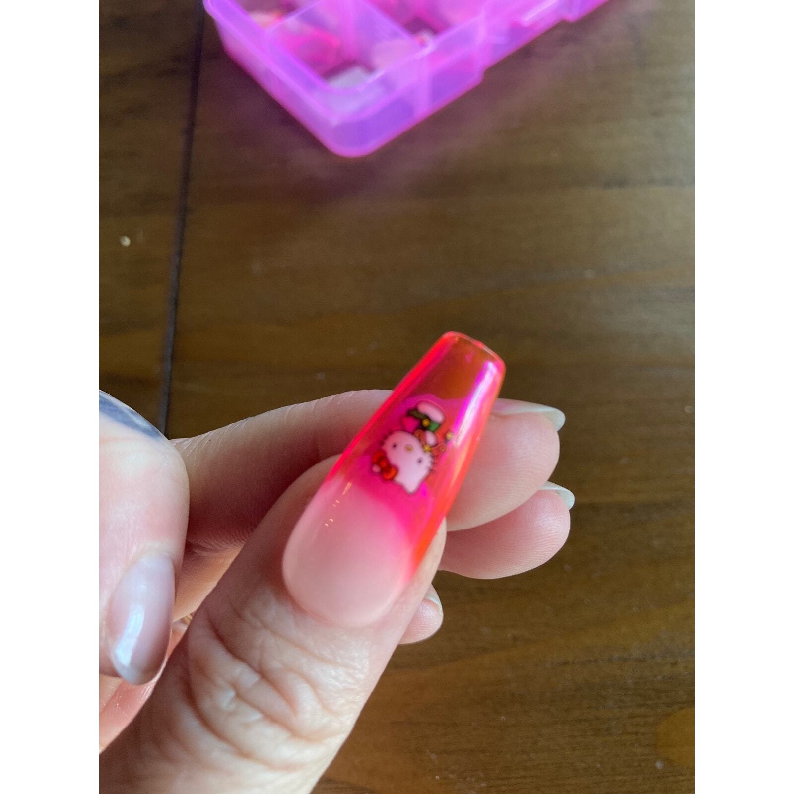 Tre She Hello Kitty glue on nails