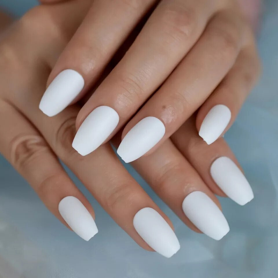 24 Medium Press on nails kit w glue Matte white coffin popular trendy