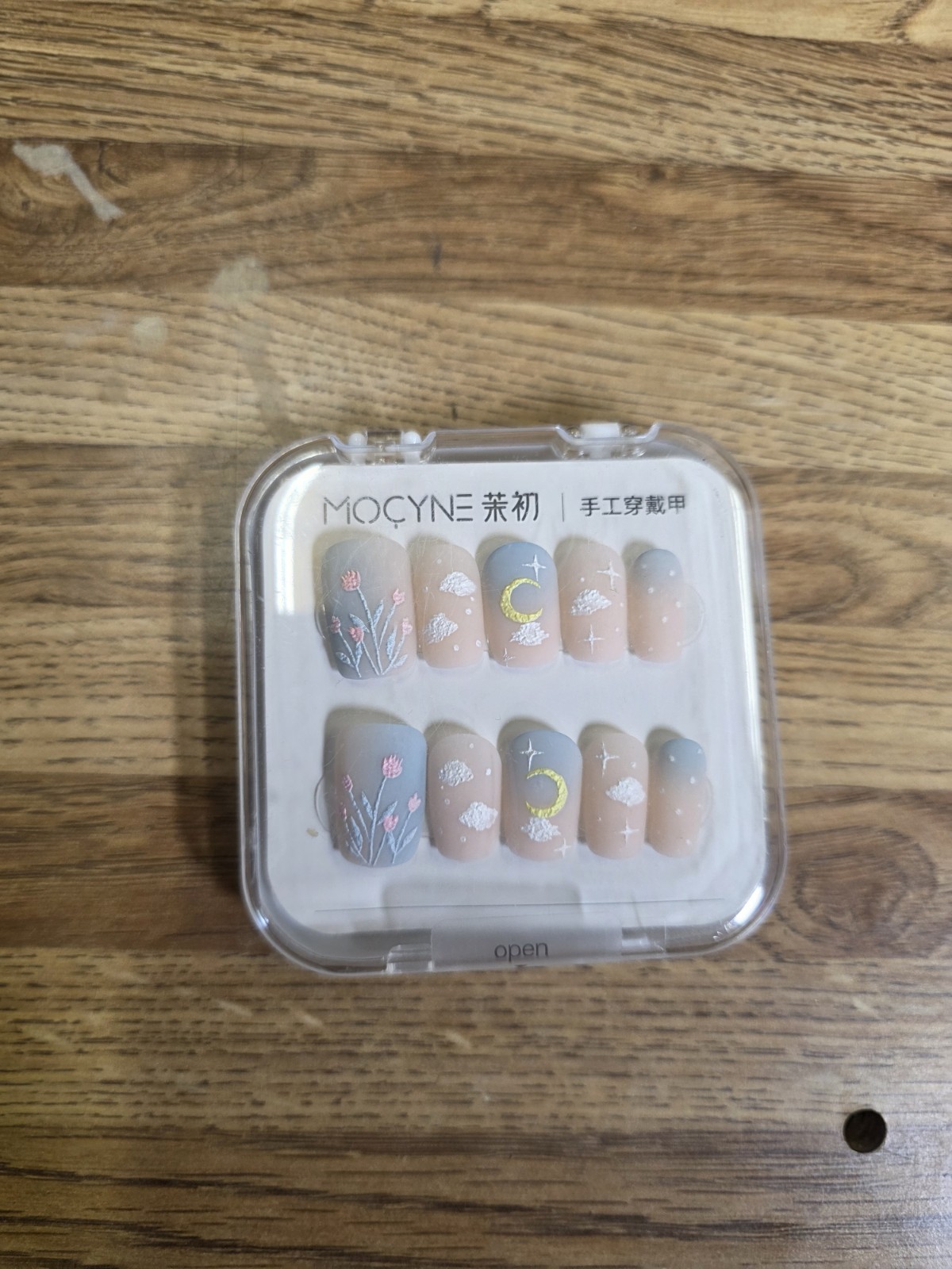 This set of MOÇYNE brand press-on nails features a matte pastel blue and peach.